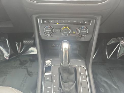 Used 2018 Volkswagen Tiguan SE w/ Panoramic Sunroof Package image 11
