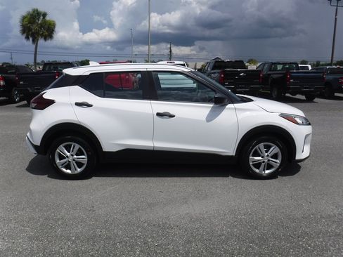 Used 2022 Nissan Kicks S FWD image 3