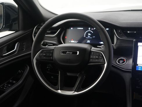 Used 2025 Jeep Grand Cherokee L Limited w/ Black Appearance Package image 15