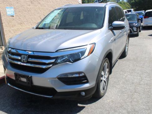 Used 2018 Honda Pilot Touring image 2