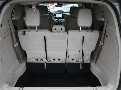 Used 2021 Chrysler Pacifica Touring-L image 10