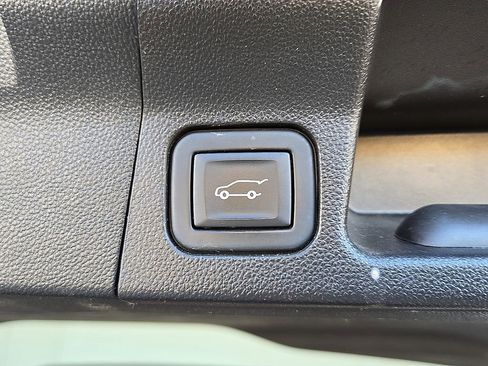 Used 2023 GMC Acadia SLT image 15