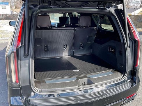 Used 2022 Cadillac Escalade ESV Sport Platinum image 4