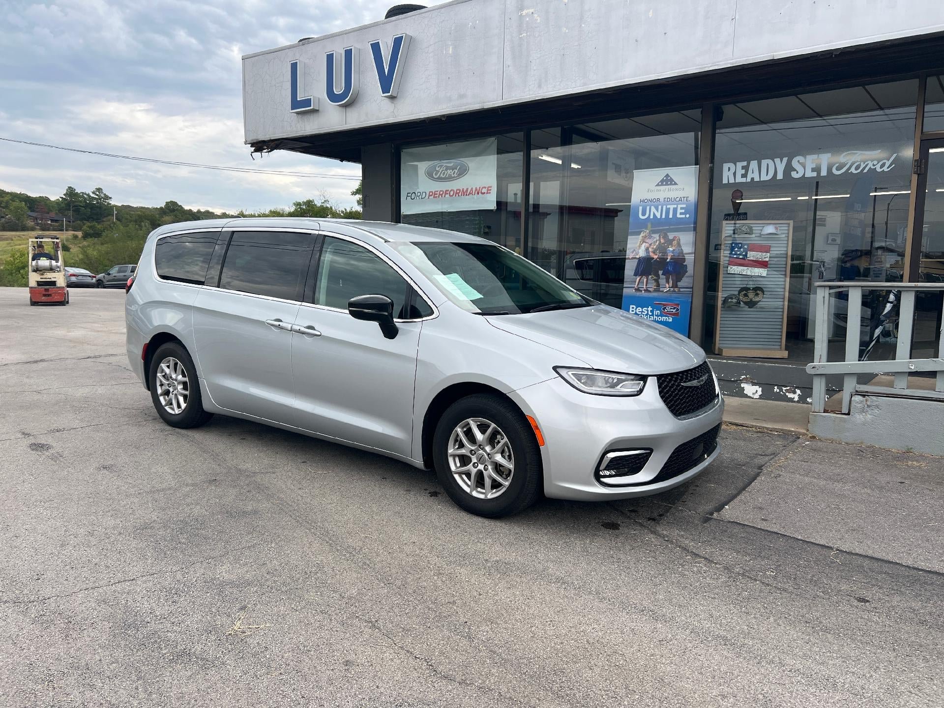 Used 2024 Chrysler Pacifica Touring-L FWD image 1