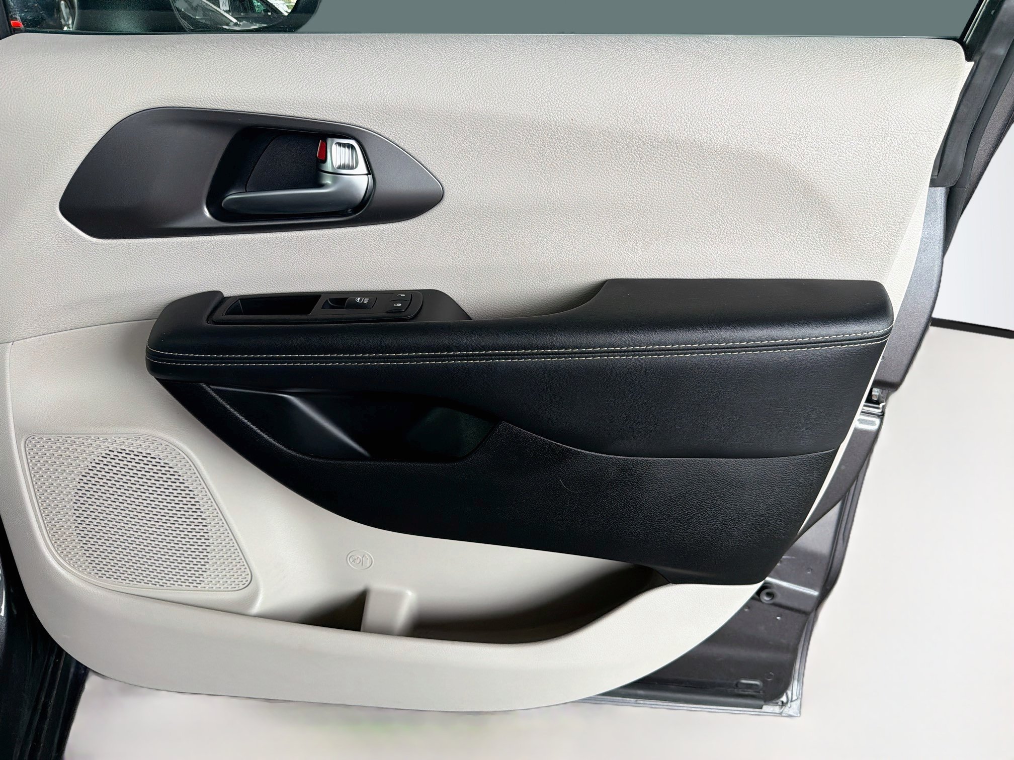 Used 2023 Chrysler Pacifica Touring-L FWD image 31