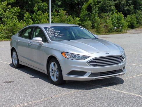 Certified 2018 Ford Fusion SE FWD image 2