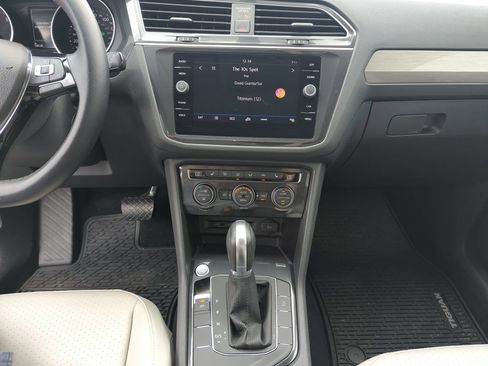 Used 2018 Volkswagen Tiguan SE w/ Panoramic Sunroof Package FWD image 25
