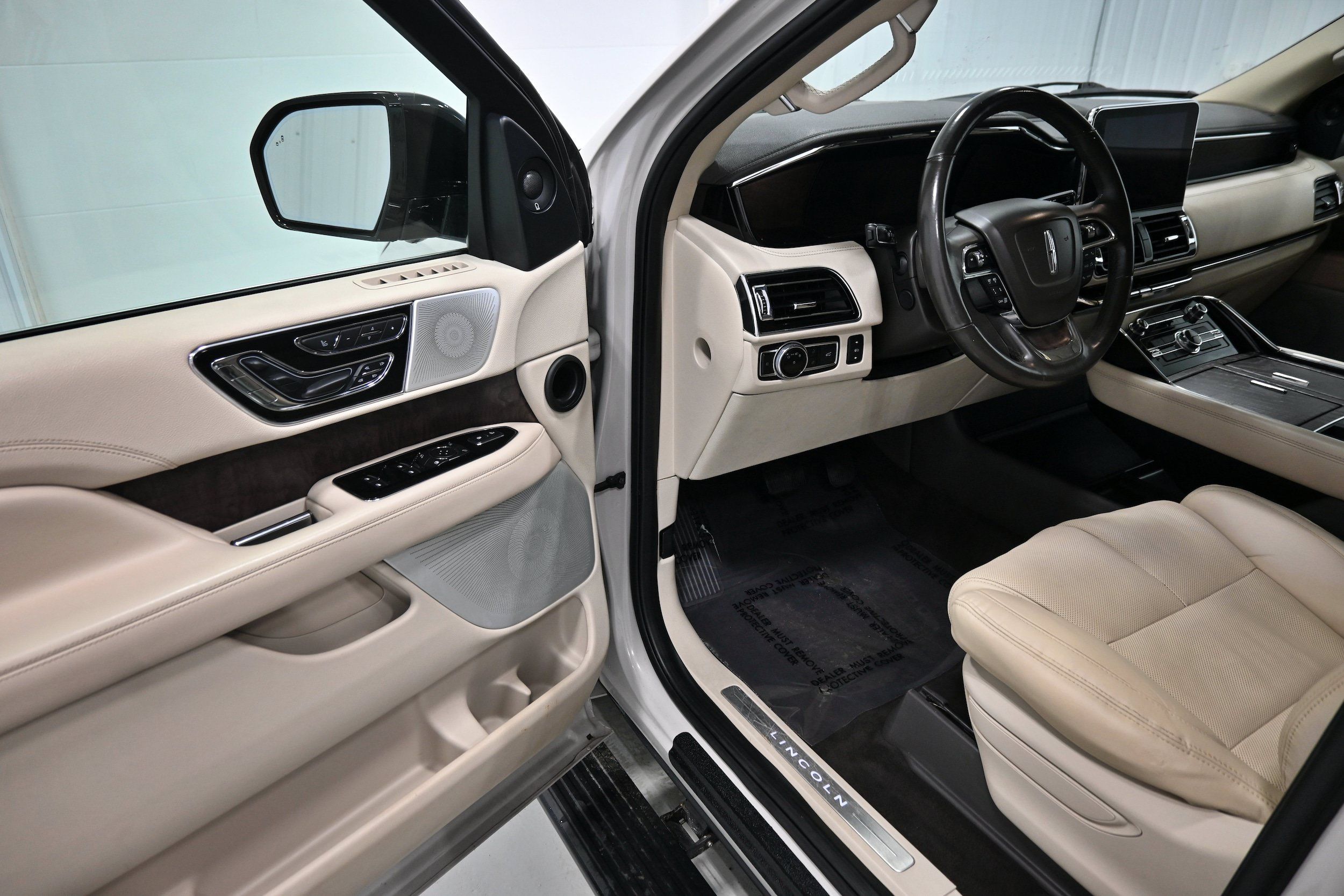 Used 2020 Lincoln Navigator Reserve w/ Luxury Package AWD/4WD image 4