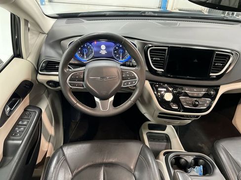 Used 2022 Chrysler Pacifica Touring-L FWD image 11