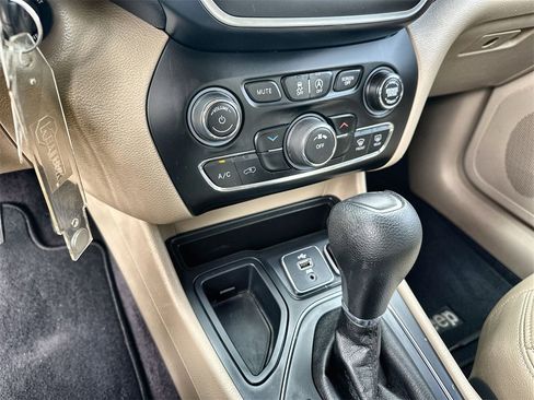 Used 2019 Jeep Cherokee Latitude w/ Popular Appearance Group image 27