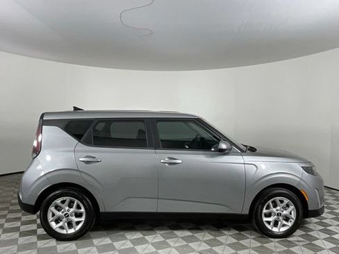 Used 2025 Kia Soul LX w/ LX Technology Package FWD image 4