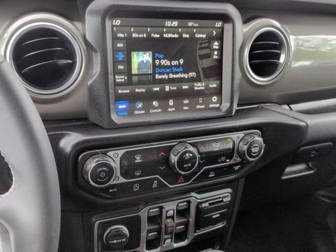Used 2023 Jeep Gladiator Overland AWD/4WD image 20