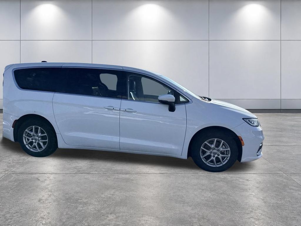 Used 2023 Chrysler Pacifica Touring-L FWD image 4