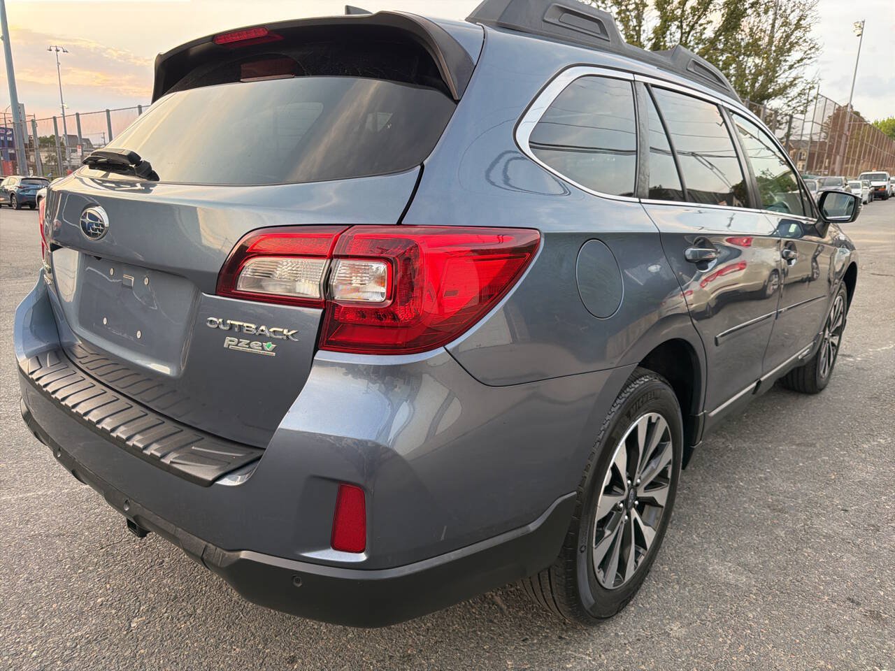 Used 2017 Subaru Outback 2.5i Limited AWD/4WD image 5