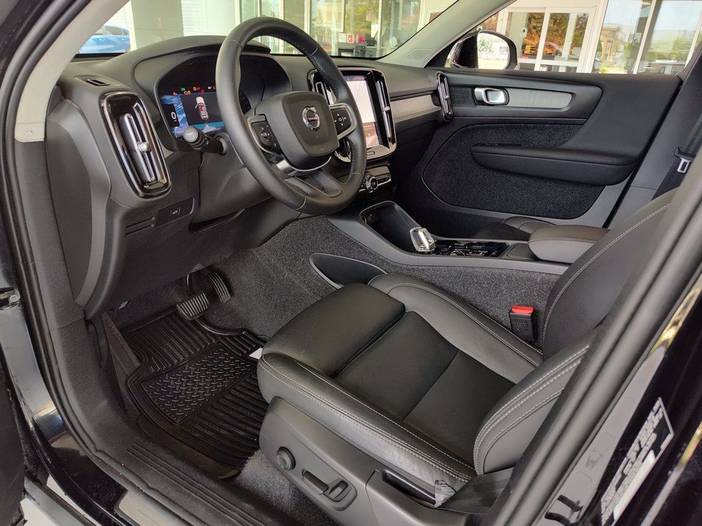 Used 2025 Volvo XC40 B5 Plus AWD/4WD image 2