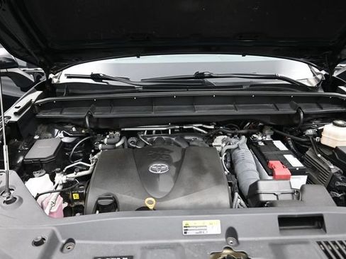 Used 2022 Toyota Highlander XLE AWD/4WD image 21