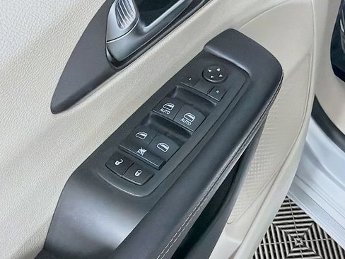 Used 2023 Chrysler Pacifica Touring-L FWD image 17