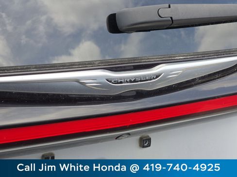 Used 2024 Chrysler Pacifica Touring-L FWD image 13