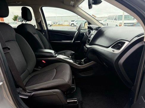 Used 2020 Dodge Journey SE image 3