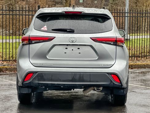 Used 2024 Toyota Highlander LE image 4