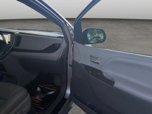 Used 2015 Toyota Sienna XLE Premium w/ Four Season Floor Mat Package FWD image 21