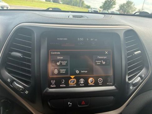Used 2018 Jeep Cherokee Latitude AWD/4WD image 12
