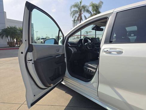 Used 2021 Toyota Sienna XLE AWD/4WD image 23