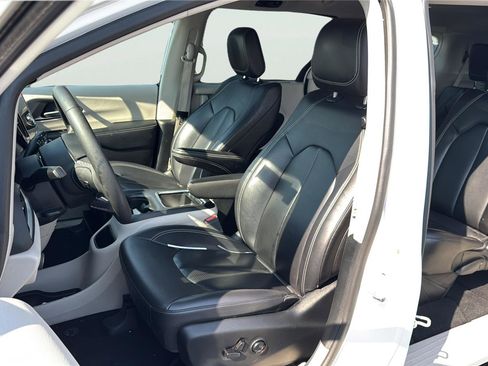 Used 2024 Chrysler Pacifica Touring-L FWD image 11