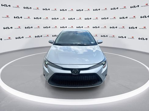 Used 2021 Toyota Corolla LE FWD image 3