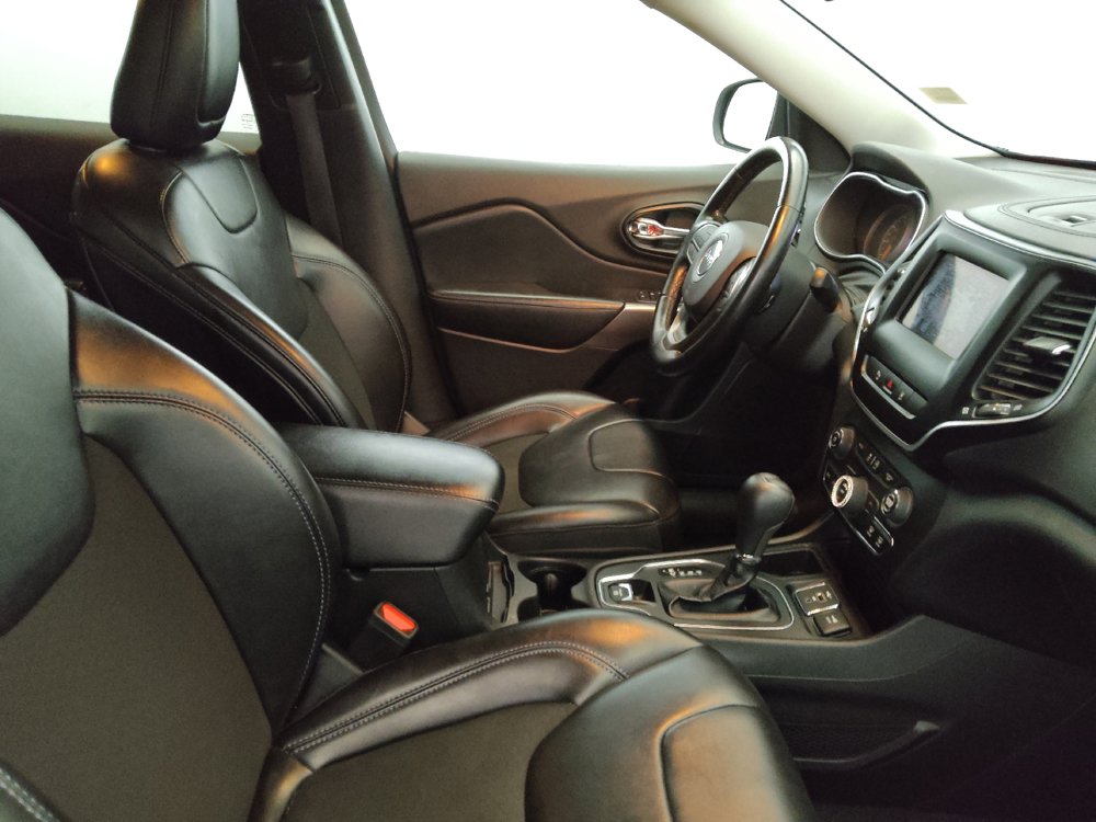 Used 2021 Jeep Cherokee Latitude Plus w/ Sun & Sound Group FWD image 21