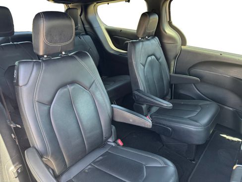 Used 2020 Chrysler Pacifica Touring-L Plus FWD image 18