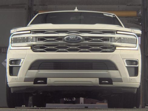 Used 2022 Ford Expedition Platinum image 2
