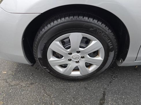 Used 2011 Toyota Camry LE image 10