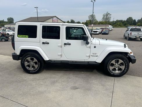Used 2018 Jeep Wrangler Unlimited Sahara w/ Connectivity Group AWD/4WD image 4