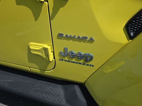 Used 2023 Jeep Wrangler Unlimited Sahara w/ Cold Weather Group AWD/4WD image 13