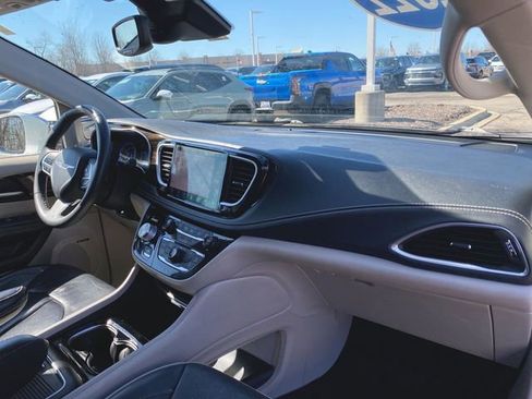 Used 2022 Chrysler Pacifica Limited image 29