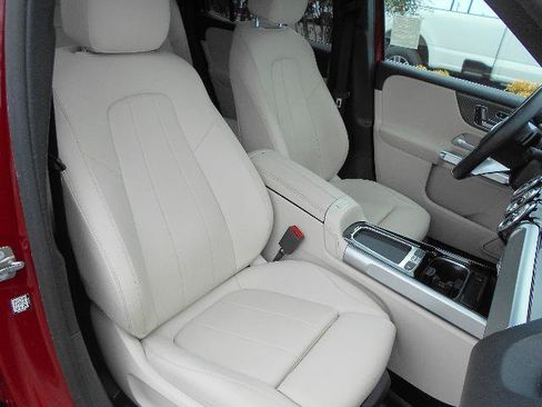 Used 2024 Mercedes-Benz GLB 250 4MATIC image 6