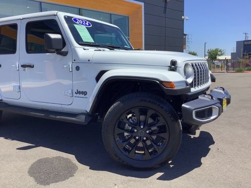 Used 2025 Jeep Wrangler Unlimited Sahara AWD/4WD image 3