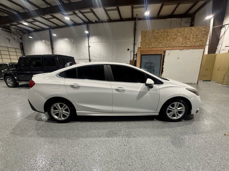 Used 2018 Chevrolet Cruze LT w/ Sun And Sound Package FWD image 7