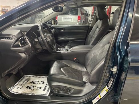 Used 2019 Toyota Camry XLE image 11