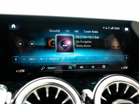 Used 2023 Mercedes-Benz GLB 250 4MATIC image 32