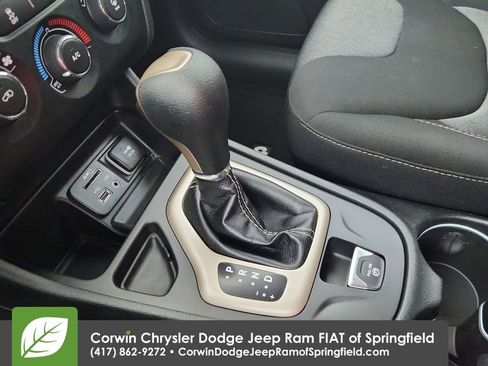 Certified 2018 Jeep Cherokee Latitude w/ Altitude Package FWD image 27