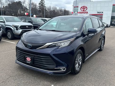 Used 2021 Toyota Sienna XLE w/ XLE Plus Package image 3