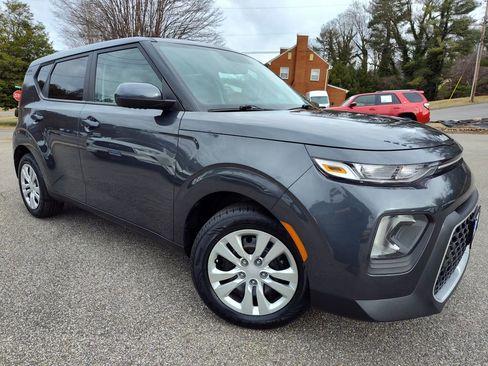 Used 2022 Kia Soul LX image 2