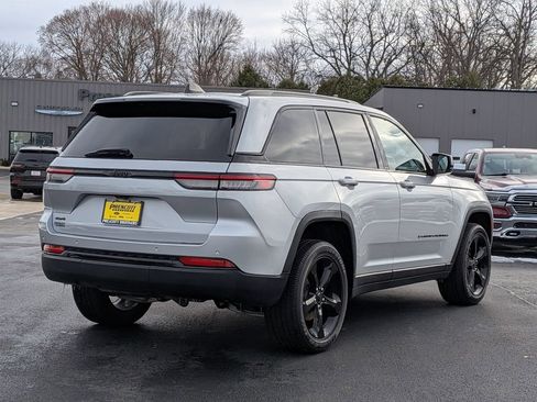 Used 2024 Jeep Grand Cherokee Altitude AWD/4WD image 7