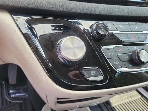 Used 2023 Chrysler Pacifica Touring-L FWD image 15