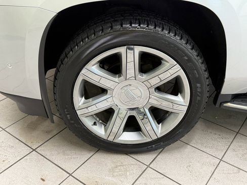 Used 2017 Cadillac Escalade Luxury AWD/4WD image 12
