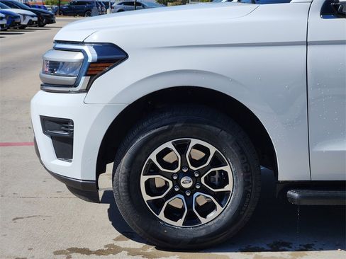 Used 2024 Ford Expedition Max XLT image 9