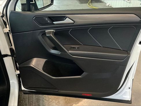 Used 2024 Volkswagen Tiguan SE AWD/4WD image 12