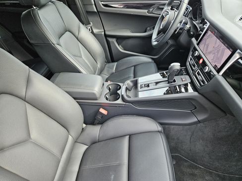 Certified 2025 Porsche Macan image 15